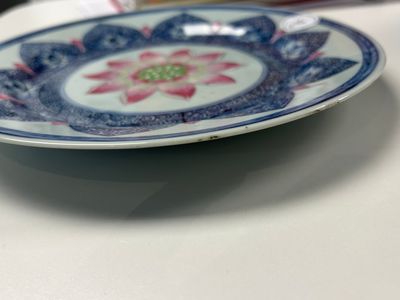 Assiette en porcelaine de Chine famille rose à décor de lotus pour le marché Sud-Est asiatique et une assiette à décor papillons, Yongzheng/Qianlong — photo 14