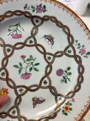 Assiette en porcelaine de Chine famille rose à décor de lotus pour le marché Sud-Est asiatique et une assiette à décor papillons, Yongzheng/Qianlong — photo 17