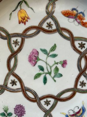 Assiette en porcelaine de Chine famille rose à décor de lotus pour le marché Sud-Est asiatique et une assiette à décor papillons, Yongzheng/Qianlong — photo 3