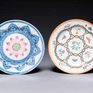 Assiette en porcelaine de Chine famille rose à décor de lotus pour le marché Sud-Est asiatique et une assiette à décor papillons, Yongzheng/Qianlong — photo 1