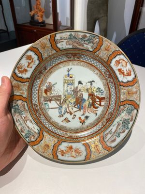 Assiette en porcelaine de Chine famille rose à décor de musiciens jouant de la batterie, Yongzheng — photo 1