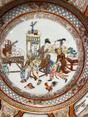 Assiette en porcelaine de Chine famille rose à décor de musiciens jouant de la batterie, Yongzheng — photo 2