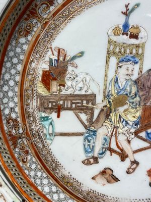 Assiette en porcelaine de Chine famille rose à décor de musiciens jouant de la batterie, Yongzheng — photo 3