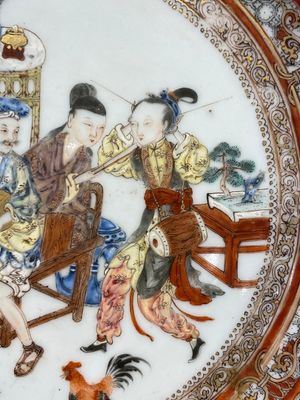 Assiette en porcelaine de Chine famille rose à décor de musiciens jouant de la batterie, Yongzheng — photo 5