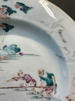 Assiette en porcelaine de Chine famille rose à décor de pêcheurs, Yongzheng/Qianlong — photo 2