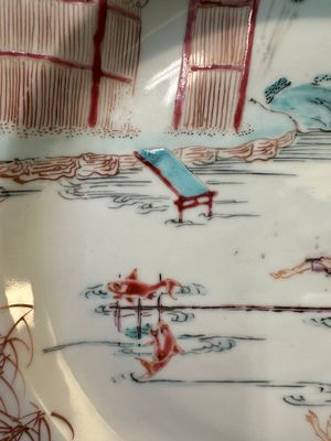 Assiette en porcelaine de Chine famille rose à décor de pêcheurs, Yongzheng/Qianlong — photo 3
