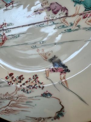 Assiette en porcelaine de Chine famille rose à décor de pêcheurs, Yongzheng/Qianlong — photo 5