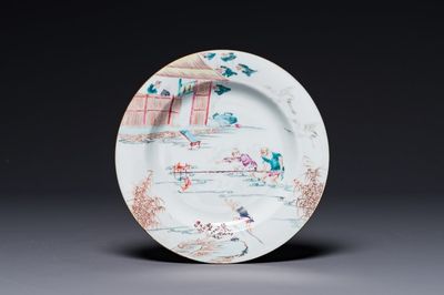 Assiette en porcelaine de Chine famille rose à décor de pêcheurs, Yongzheng/Qianlong