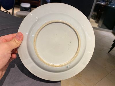 Assiette en porcelaine de Chine famille rose à décor d'un cerf près d'un étang de lotus, Yongzheng — photo 5