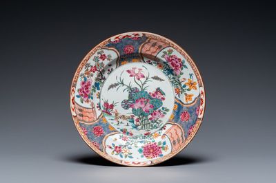 Assiette en porcelaine de Chine famille rose à décor d'un cerf près d'un étang de lotus, Yongzheng