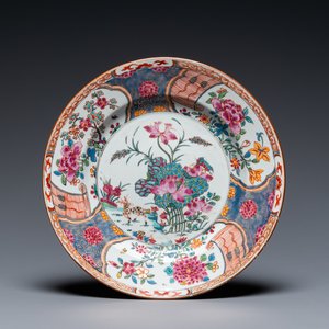 Assiette en porcelaine de Chine famille rose à décor d'un cerf près d'un étang de lotus, Yongzheng — photo 1