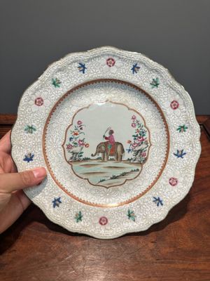 Assiette en porcelaine de Chine famille rose à décor d’un cornac sur son éléphant, Qianlong — photo 1