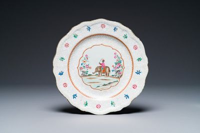 Assiette en porcelaine de Chine famille rose à décor d’un cornac sur son éléphant, Qianlong