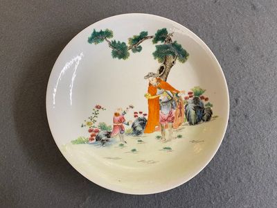 Assiette en porcelaine de Chine famille rose à décor d'un étranger, marque et probablement époque de Qianlong — photo 1