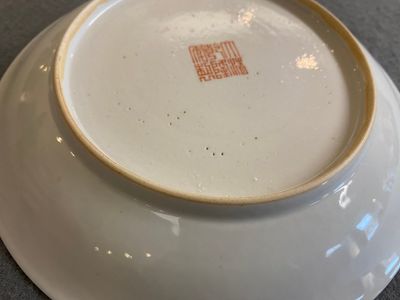 Assiette en porcelaine de Chine famille rose à décor d'un étranger, marque et probablement époque de Qianlong — photo 3