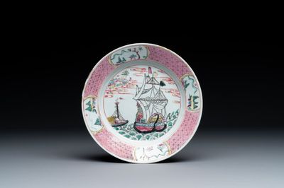 Assiette en porcelaine de Chine famille rose à decor d'un trois-mâts, Yongzheng