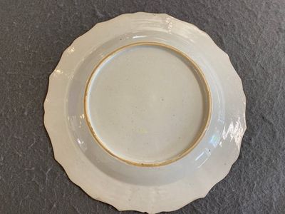 Assiette en porcelaine de Chine famille rose à décor d'une scène de mandarins buvant du thé, Qianlong — photo 4