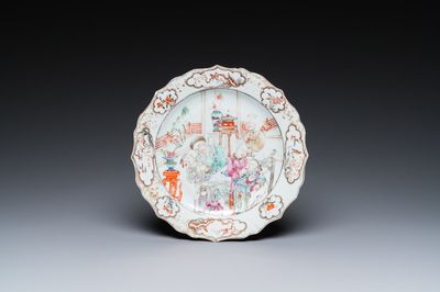 Assiette en porcelaine de Chine famille rose à décor d'une scène de mandarins buvant du thé, Qianlong