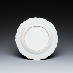Assiette en porcelaine de Chine famille rose à décor d'une scène de mandarins buvant du thé, Qianlong — photo 2