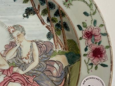Assiette en porcelaine de Chine famille rose à décor mythologique d'Apollon et Daphné, Yongzheng — photo 3