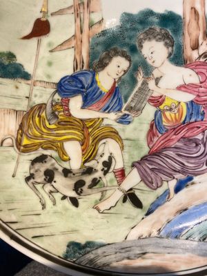 Assiette en porcelaine de Chine famille rose de la Compagnie des Indes à sujet mythologique, Yongzheng/Qianlong — photo 4