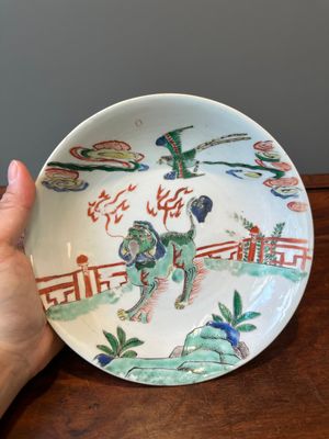 Assiette en porcelaine de Chine famille verte à décor de qilin et faucon, marque de feuille d'artemisia, Kangxi — photo 1
