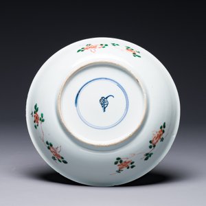 Assiette en porcelaine de Chine famille verte à décor de qilin et faucon, marque de feuille d'artemisia, Kangxi — photo 2