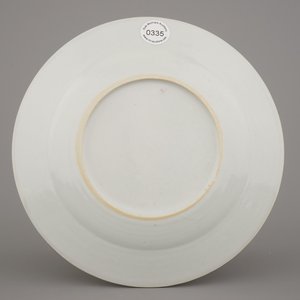 Assiette en porcelaine de Chine pour le marché néerlandais, "Le médecin en visite chez l'Empereur", famille rose, 18e — photo 4