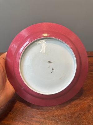 Assiette en porcelaine de Chine semi-coquille d'oeuf au dos en rouge de rubis, 19/20ème — photo 6