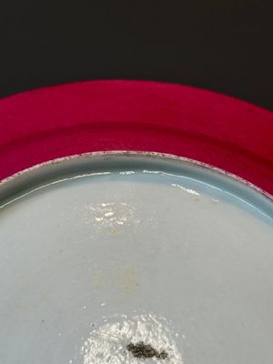 Assiette en porcelaine de Chine semi-coquille d'oeuf au dos en rouge de rubis, 19/20ème — photo 9