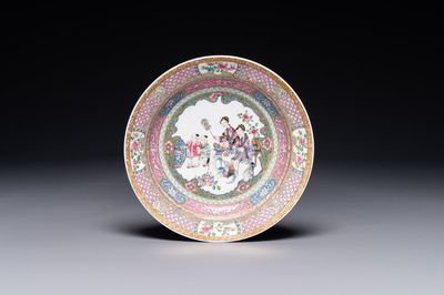 Assiette en porcelaine de Chine semi-coquille d'oeuf au dos en rouge de rubis, 19/20ème