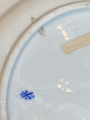 Assiette en porcelaine en émaux rose à décor doré d'oiseaux et à bord bleu, Tournai, 18ème — photo 7