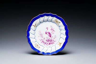 Assiette en porcelaine en émaux rose à décor doré d'oiseaux et à bord bleu, Tournai, 18ème