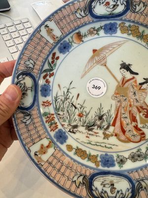 Assiette en porcelaine Imari du Japon à décor des 'Dames au parasol' d'après Cornelis Pronk, Edo, 18ème — photo 3