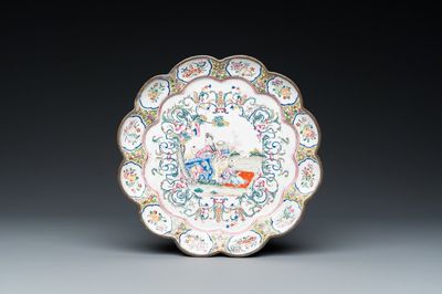 Assiette lobée en émaux de Canton à décor d'une femme et deux garçons dans un jardin, Yongzheng