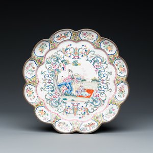 Assiette lobée en émaux de Canton à décor d'une femme et deux garçons dans un jardin, Yongzheng — photo 1