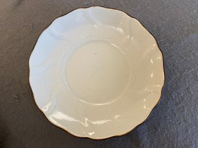 Assiette moulée en forme de lotus en porcelaine de Chine en blanc monochrome à décor incisé, marque de Xuande, époque Transition — photo 1