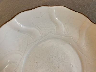 Assiette moulée en forme de lotus en porcelaine de Chine en blanc monochrome à décor incisé, marque de Xuande, époque Transition — photo 3