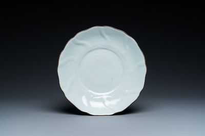 Assiette moulée en forme de lotus en porcelaine de Chine en blanc monochrome à décor incisé, marque de Xuande, époque Transition
