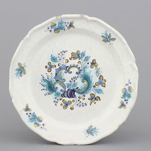 Assiette rocaille en faïence de Bruxelles, 18e — photo 1