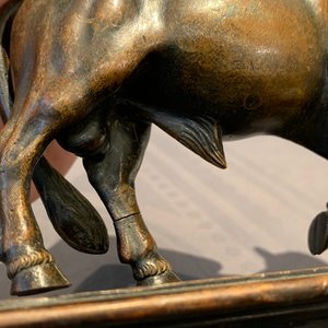 Attr. à Barthélémy Prieur (France, circa 1536-1611): un modèle d'un taureau en bronze avec traces de laque rouge — photo 13