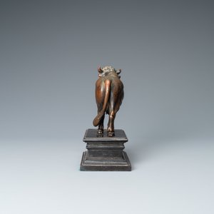 Attr. à Barthélémy Prieur (France, circa 1536-1611): un modèle d'un taureau en bronze avec traces de laque rouge — photo 3
