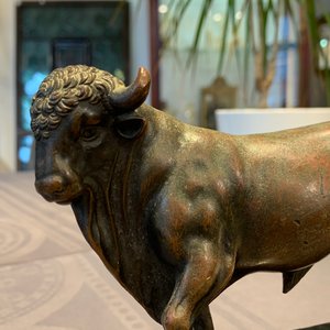 Attr. à Barthélémy Prieur (France, circa 1536-1611): un modèle d'un taureau en bronze avec traces de laque rouge — photo 8