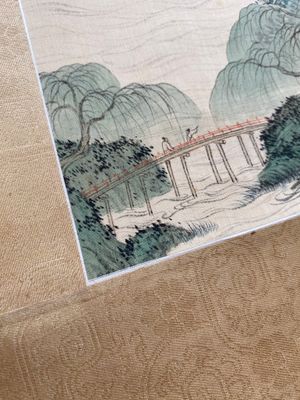 Attribué à Pu Xinyu 溥心畬 (1896-1963) : 'Lettrés sous un saule dans un paysage montagneux', encre et couleurs sur soie — photo 5