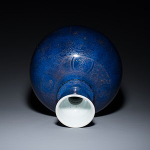 Base de narguilé en porcelaine de Chine en bleu poudré à décor doré de rinceaux de lotus, Kangxi — photo 5