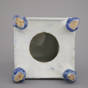 Base de tulipière en faïence de Delft, bleu et blanc, Adriaen Kocx, De Grieksche A, 1686-1701 — photo 2
