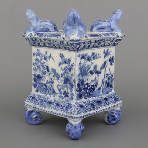 Base de tulipière en faïence de Delft, bleu et blanc, Adriaen Kocx, De Grieksche A, 1686-1701 — photo 1