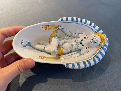 Bassin de forme ovale avec une femme au bain en faïence polychrome, Nevers, 17ème — photo 1
