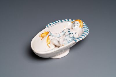 Bassin de forme ovale avec une femme au bain en faïence polychrome, Nevers, 17ème