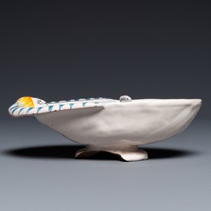 Bassin de forme ovale avec une femme au bain en faïence polychrome, Nevers, 17ème — photo 2